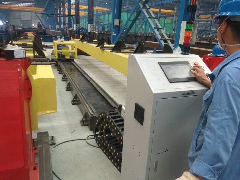 大型鋼構(gòu)焊接機(jī)器人工作站